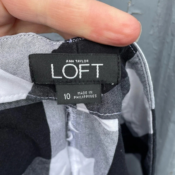 Ann Taylor Loft  shorts Black White Oversize Plaid check, size 10 - Picture 4 of 7